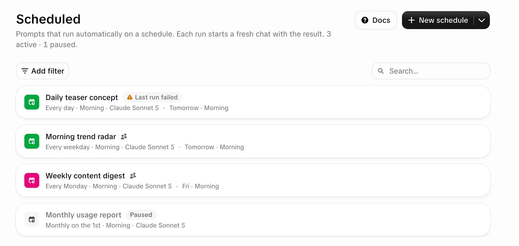 A página Agendados: um botão Novo agendamento, Adicionar filtro e busca, e uma lista de agendamentos (Conceito de teaser diário, Radar de tendências matinal, Resumo semanal de conteúdo e um Relatório mensal de uso pausado), cada um com a cadência, o período do dia, o modelo e quando roda de novo