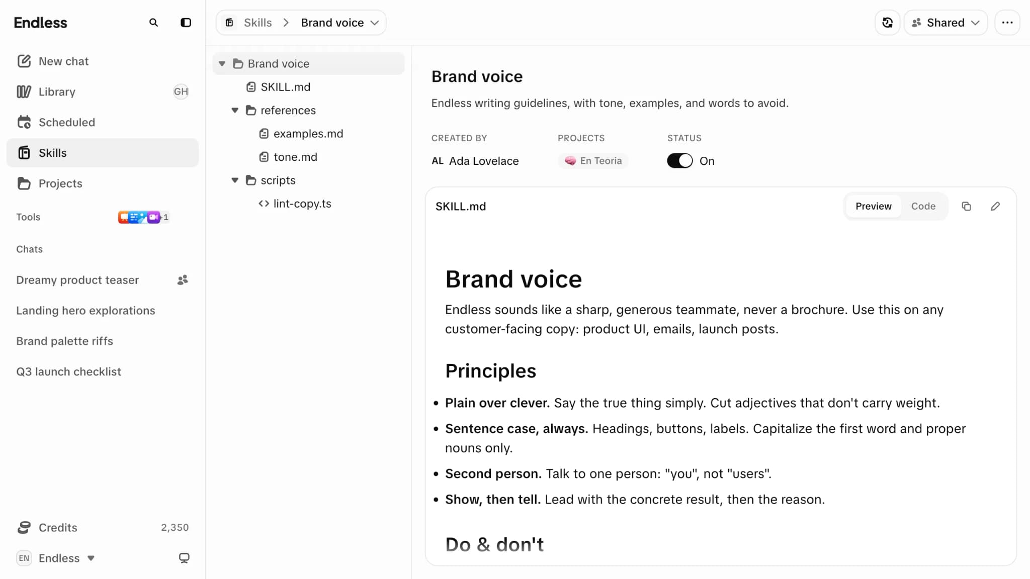 Uma skill chamada "Brand voice" aberta na própria página: a árvore de arquivos à esquerda com SKILL.md, uma pasta de referências e uma de scripts; à direita a descrição, quem criou, o projeto em que está e um interruptor ligado acima de uma prévia do SKILL.md; Histórico e Compartilhar ficam no cabeçalho