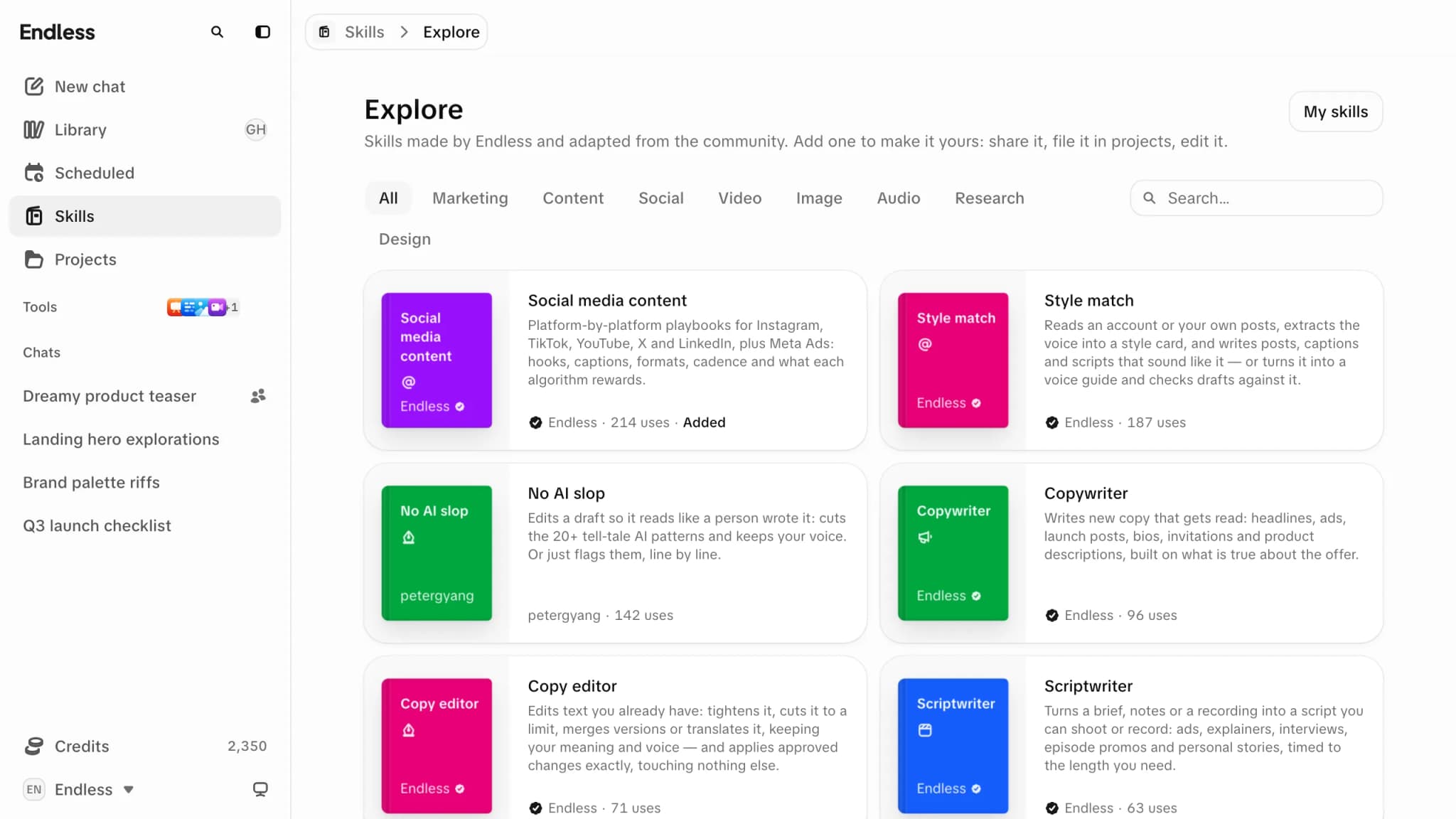 O catálogo de skills: abas de categorias de Todas a Design acima de uma grade de fichas, cada uma desenhada como a capa colorida de um livro ao lado do título, resumo, autor e número de usos; a primeira está marcada como adicionada