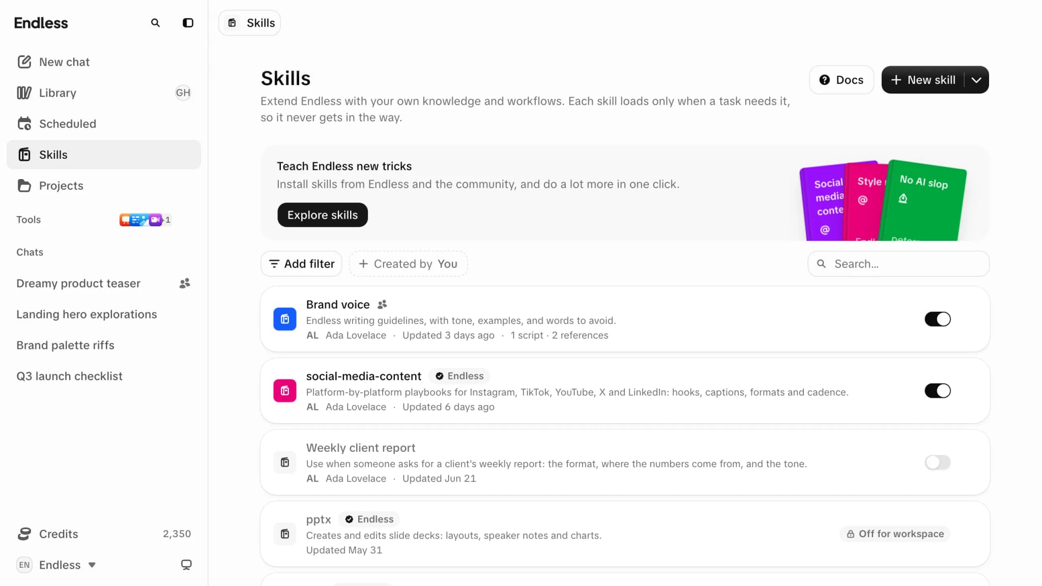 A página de Skills: um banner que convida a explorar o catálogo com três livros de skills em leque à direita, uma barra de filtros e busca, e a lista de skills, cada uma com nome, origem, descrição, quem criou, última atualização e um interruptor; uma linha está desligada e uma integrada aparece desativada para o espaço de trabalho